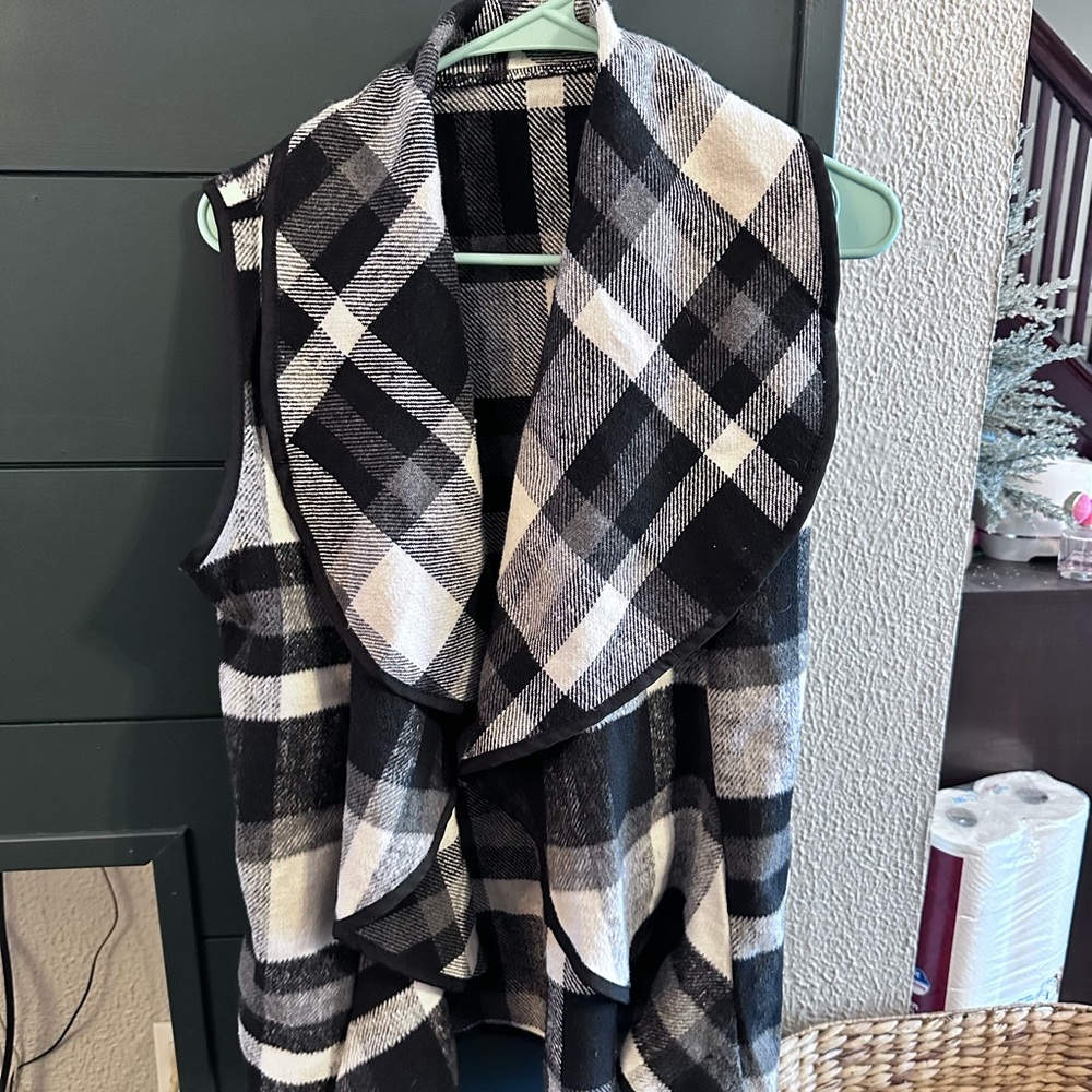 Buffalo plaid women’s vest with pockets - Picture 1 of 2